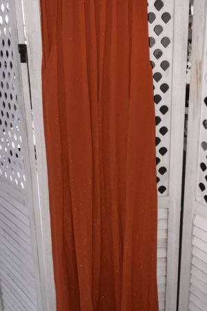 Vestido largo rojo terracota con detalle de piedras