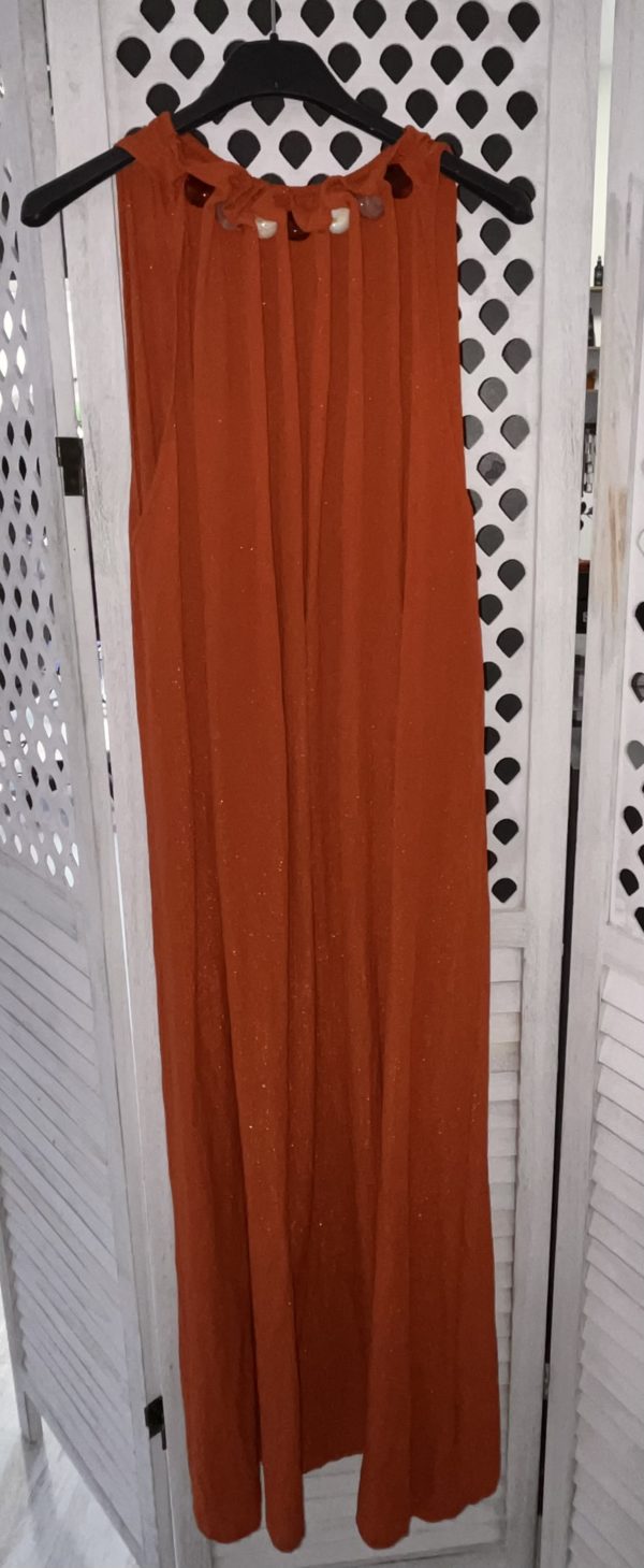 Vestido largo rojo terracota con detalle de piedras