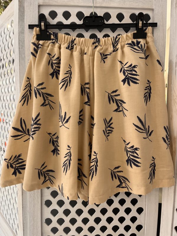 Pantalón corto estilo falda con estampado botánico