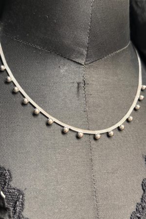 Collar dorado elegante