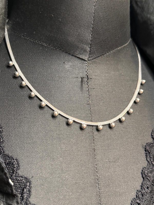 Collar dorado elegante