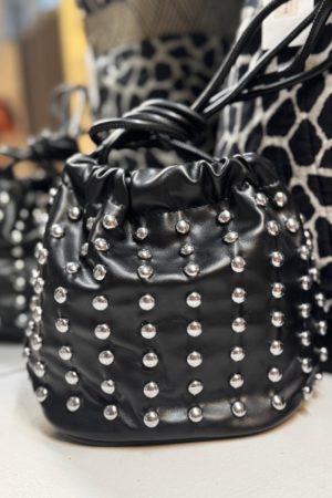 Bolso pequeño de piel sintética con tachuelas