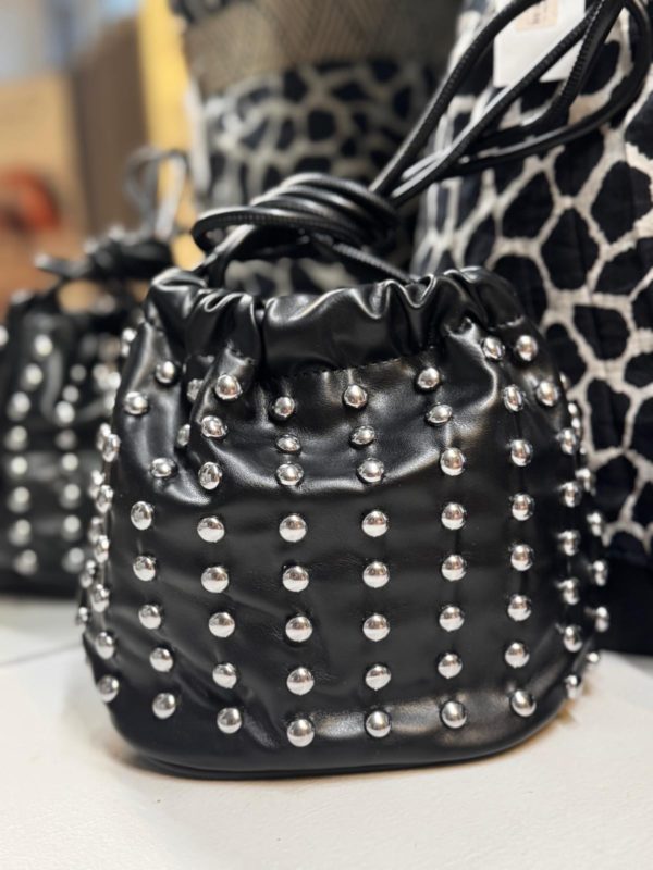 Bolso pequeño de piel sintética con tachuelas