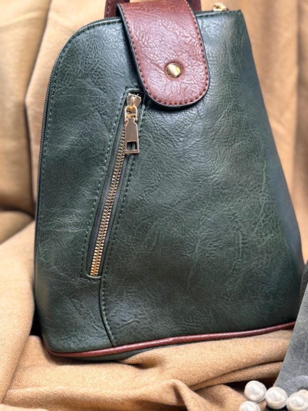 Mochila de cuero verde con detalles marrones