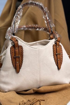 Bolso de hombro en color crema con detalles camel