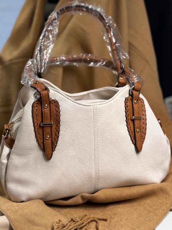Bolso de hombro en color crema con detalles camel