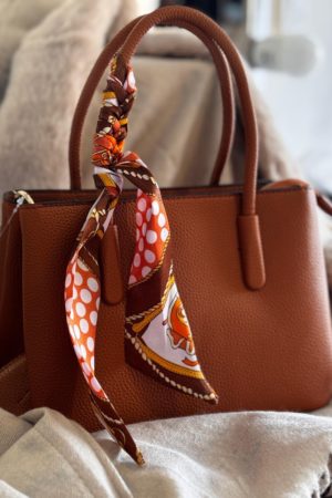 Bolso de cuero color camel con pañuelo decorativo