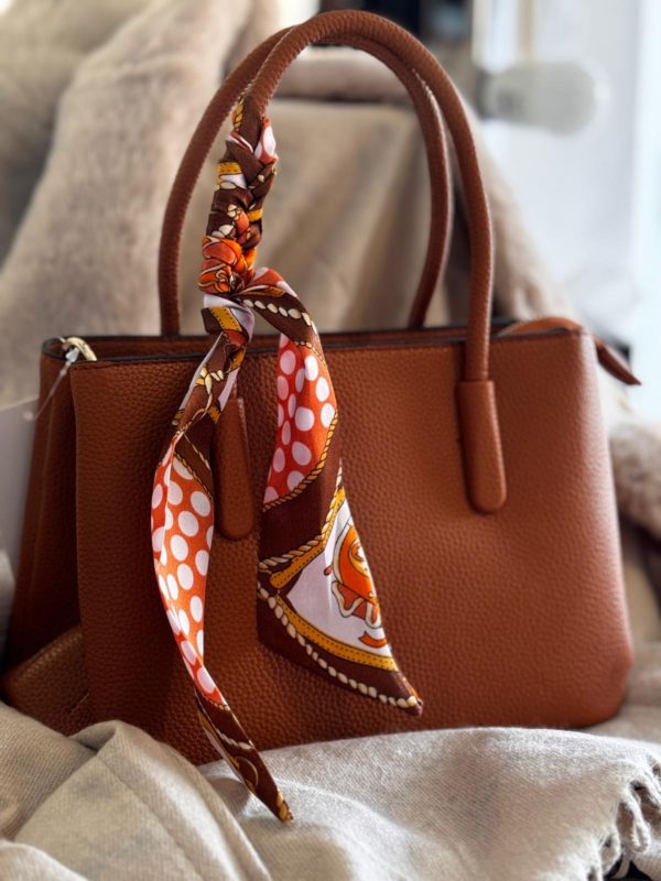 Bolso de cuero color camel con pañuelo decorativo