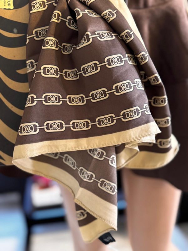 Pañuelo estampado estilo cadena – Elegancia clásica