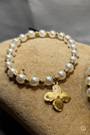 Pulsera delicada elaborada con perlas blancas de acabado luminoso