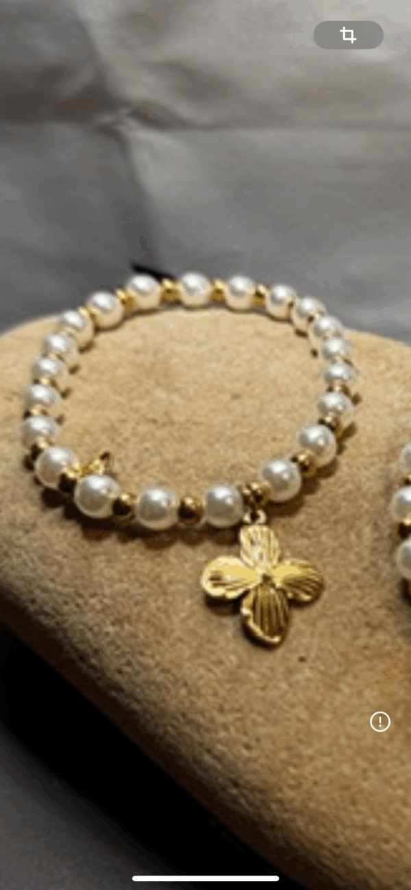 Pulsera delicada elaborada con perlas blancas de acabado luminoso
