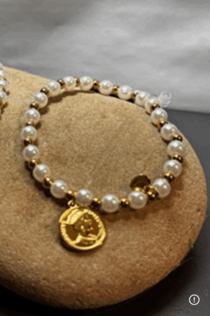 Pulsera elegante confeccionada con perlas blancas de brillo suave