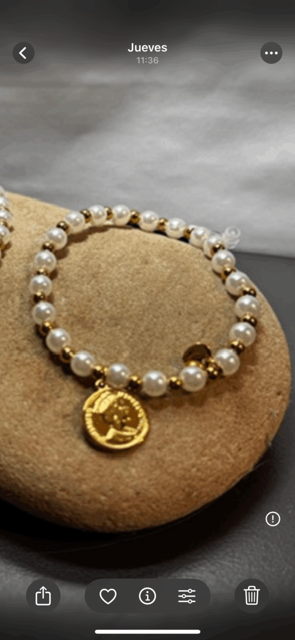 Pulsera elegante confeccionada con perlas blancas de brillo suave